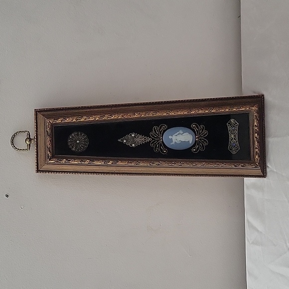 Vintage Colony Accents Cameo with Metal Art Wall Art - Picture 1 of 13